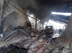 Situasi Terkini 2 Pabrik di Jababeka Terbakar, Api Masih Menyala