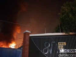 Polisi Selidiki Penyebab Pabrik Plastik di Deli Serdang Terbakar