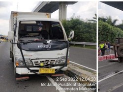 2 Mobil Boks Kecelakaan di Tol Jagorawi Arah Cibubur gegara Ban Pecah