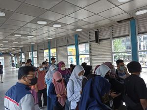 Kedai Kopi di Halte Transjakarta Harmoni Dibongkar, Ini Kata Penumpang Kedai Kopi di Halte Transjakarta Harmoni Dibongkar, Ini Kata Penumpang