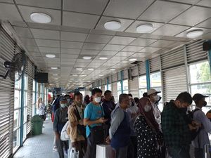 Ramai Dikritik, Kedai Kopi di Halte TransJakarta Harmoni Dibongkar Ramai Dikritik, Kedai Kopi di Halte TransJakarta Harmoni Dibongkar