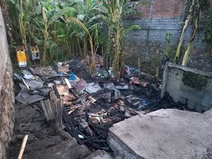 Rumah Semi Permanen di Lokapaksa Buleleng Ludes Terbakar Rumah Semi Permanen di Lokapaksa Buleleng Ludes Terbakar
