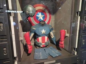 Keren! Kostum-Perisai Captain America Dipajang di Pameran Marvel Keren! Kostum-Perisai Captain America Dipajang di Pameran Marvel