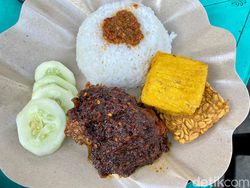 Laris Manis! Nasi Bebek Bumbu Hitam Khas Madura di Depan GOR Bulungan
