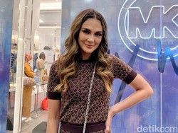 Gaya Luna Maya Pakai Tas Michael Kors dengan Inisial Nama, Ini Keunikannya