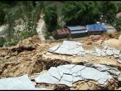 5 Rumah di Mamasa Terdampak Tanah Retak Dibongkar Akibat Longsor