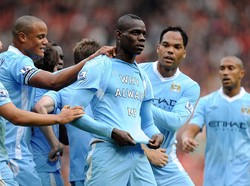 Tahun 2010, Balotelli pindah ke Manchester City. Satu titel Liga Inggris diraihnya, plus selebrasi ikoniknya begitu terkenal, kaos dengan tulisan why always me (Getty Images)
