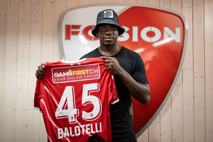 Italys football striker Mario Balotelli poses with his new jersey on September 1, 2022, after he signed a two-year contract with Swiss side FC Sion, the 11th club of his career. - Sion will become Balotellis fifth club since January 2019, when he attempted to relaunch his career with Marseille after two successful seasons at Nice. (Photo by Fabrice COFFRINI / AFP) (Photo by FABRICE COFFRINI/AFP via Getty Images)