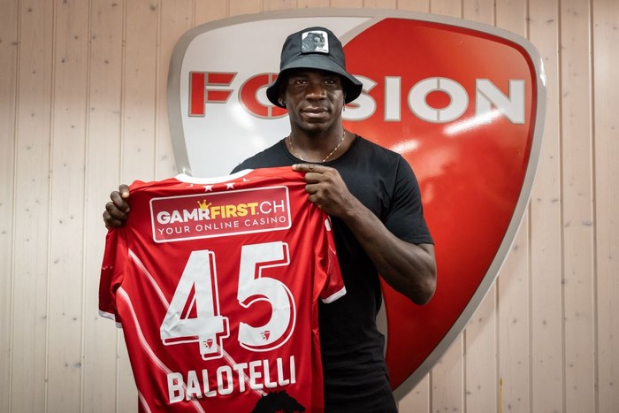 Mario Balotelli Italy's football striker Mario Balotelli poses with his new jersey on September 1, 2022, after he signed a two-year contract with Swiss side FC Sion, the 11th club of his career. - Sion will become Balotelli's fifth club since January 2019, when he attempted to relaunch his career with Marseille after two successful seasons at Nice. (Photo by Fabrice COFFRINI / AFP) (Photo by FABRICE COFFRINI/AFP via Getty Images)