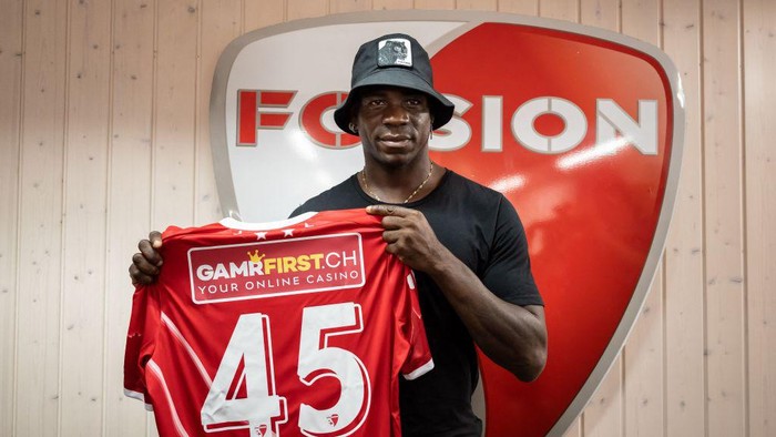 Italys football striker Mario Balotelli poses with his new jersey on September 1, 2022, after he signed a two-year contract with Swiss side FC Sion, the 11th club of his career. - Sion will become Balotellis fifth club since January 2019, when he attempted to relaunch his career with Marseille after two successful seasons at Nice. (Photo by Fabrice COFFRINI / AFP) (Photo by FABRICE COFFRINI/AFP via Getty Images)