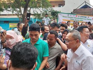 Blusukan ke Pasar, Zulhas Traktir Warga Telur 2 Kg