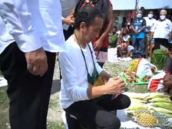 Kala Mama Papua Nyelonong untuk Kalungkan Noken ke Jokowi