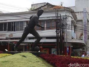 Sosok Patung Sepak Bola Bandung yang Dilintasi Pawai Juara Persib
