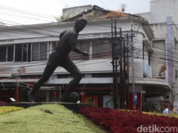 Sosok Patung Sepak Bola Bandung yang Dilintasi Pawai Juara Persib