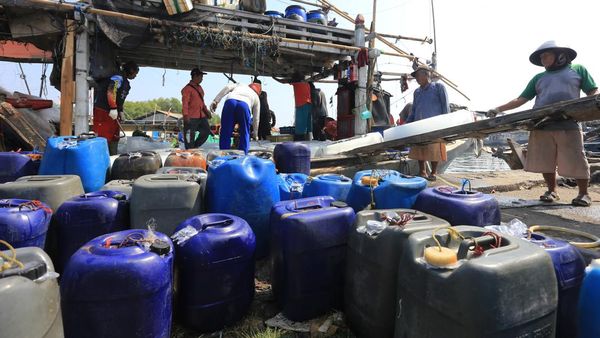 Melihat Antrean Solar Bersubsidi di Serang Saat Isu Harga BBM Naik