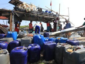 Melihat Antrean Solar Bersubsidi di Serang Saat Isu Harga BBM Naik