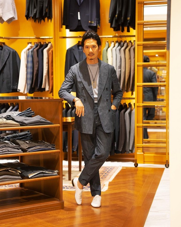 Nishiguchi Shuhei/Foto : instagram.com/shuhei_nishiguchi Nishiguchi Shuhei menampilkan padu padan gaya mengenakan jas untuk gaya formal dan kasual