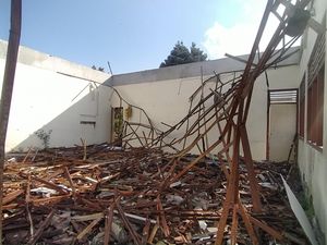 Wali Murid SDN 4 Melaya Keluhkan Pembongkaran Atap Sekolah Lambat