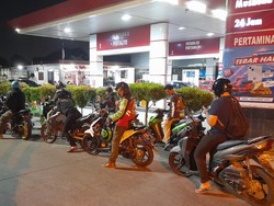 Ada Isu Kenaikan Harga BBM, Antrean Pemotor Mengular di SPBU Bogor