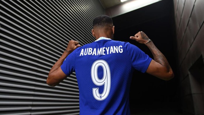 COBHAM, ENGLAND - SEPTEMBER 01: Pierre-Emerick Aubameyang poses for a photograph as he signs for Chelsea at Chelsea Training Ground on September 01, 2022 in Cobham, England. (Photo by Harriet Lander - Chelsea FC/Chelsea FC via Getty Images)