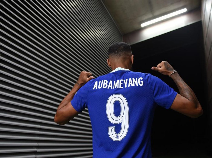 COBHAM, ENGLAND - SEPTEMBER 01: Pierre-Emerick Aubameyang poses for a photograph as he signs for Chelsea at Chelsea Training Ground on September 01, 2022 in Cobham, England. (Photo by Harriet Lander - Chelsea FC/Chelsea FC via Getty Images)