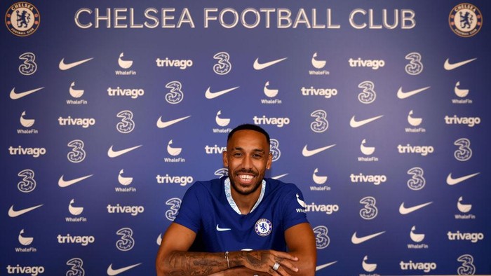 COBHAM, ENGLAND - SEPTEMBER 01: Pierre-Emerick Aubameyang poses for a photograph as he signs for Chelsea at Chelsea Training Ground on September 01, 2022 in Cobham, England. (Photo by Harriet Lander - Chelsea FC/Chelsea FC via Getty Images)