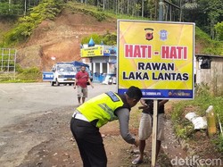 Cara Polisi Tasik Cegah Siswa Jadi Korban Tabrakan saat Jajan