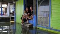 Menengok Warga Timbulsloko Jateng, Bertahan di Tengah Banjir Rob
