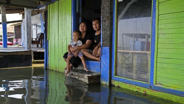 Menengok Warga Timbulsloko Jateng, Bertahan di Tengah Banjir Rob
