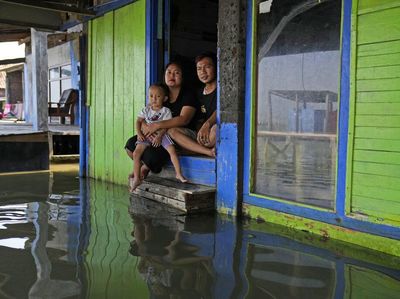 Menengok Warga Timbulsloko Jateng, Bertahan di Tengah Banjir Rob
