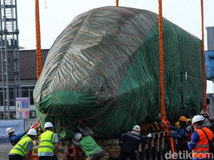 Momen Rangkaian Kereta Cepat Tiba di Tanjung Priok, Ini Buktinya