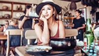 Momen MC Ririz Nongkrong di Kafe Bali Bareng Hotman Paris