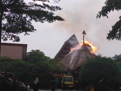 Rumah Makan di Tangerang Terbakar Usai Atap Disambar Petir