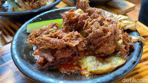 Sambal Bakar Indonesia Sambal Bakar Indonesia: Huaah! Sengatan Pedas Sambal Barra Racikan TikToker yang Viral