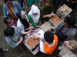Antrean Pembeli Telur Ayam Murah di Pasar Minggu, Jaksel