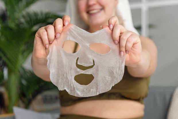 Sheet mask digunakan karena memiliki kandungan essence.