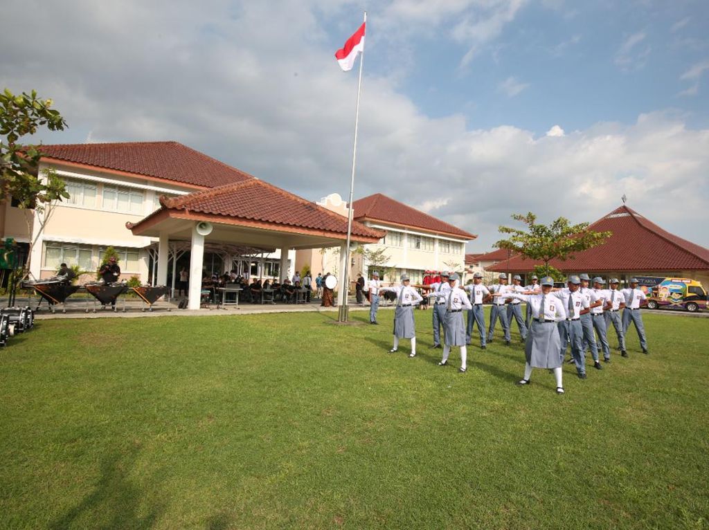 5 Manfaat Taman Sekolah, Bisa Jadi Tempat Belajar & Hilangkan Jenuh di Kelas 5 Manfaat Taman Sekolah, Bisa Jadi Tempat Belajar & Hilangkan Jenuh di Kelas
