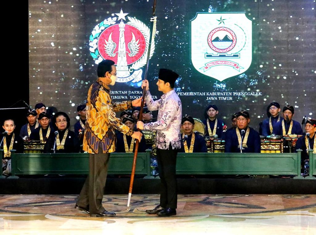 Sultan Hamengkubuwono X Hadiahkan Pusaka untuk Kabupaten Trenggalek