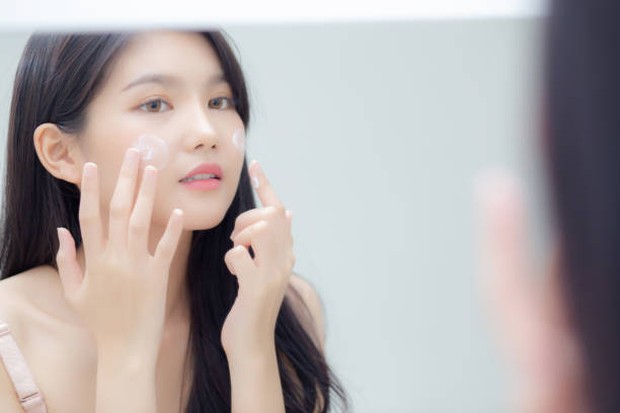 Masyarakat korea selalu menggunakam sunscreen.