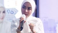 Momen Syahrini Tampil dengan Barang-barang Mewah