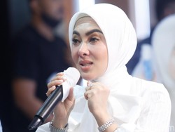 Syahrini Disebut Pensiun Jadi Artis, Belum Dapat Izin Nyanyi Lagi dari Suami