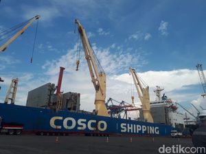 Tiba di Priok, Rangkaian Kereta Cepat Jakarta-Bandung Belum Bisa Diturunkan Tiba di Priok, Rangkaian Kereta Cepat Jakarta-Bandung Belum Bisa Diturunkan