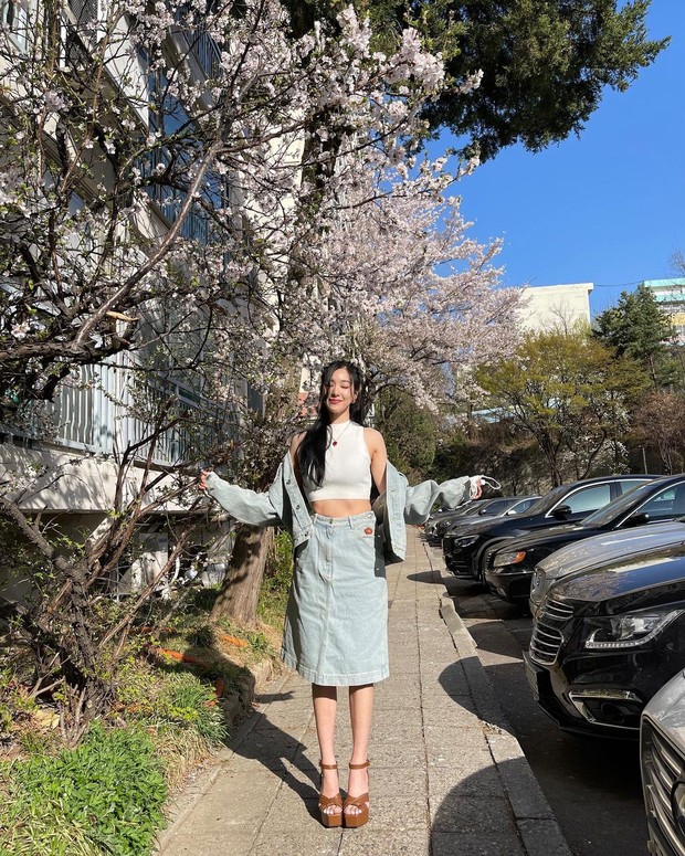 Tiffany denim look/ Foto: instagram.com/ @tiffanyyoungofficial Tiffany denim look/ Foto: instagram.com/ @tiffanyyoungofficial