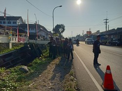 Ditinggal Sopir Beli Rokok, Truk di Banjarnegara Ngglondor ke Selokan