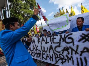 Geruduk Kantor Gubernur, Mahasiswa di Kalteng Tolak Kenaikan BBM