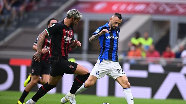 MILAN, ITALY - SEPTEMBER 03: Marcelo Brozovic of FC Internazionale scores his team's first goal  during the Serie A match between AC Milan and FC Internazionale at Stadio Giuseppe Meazza on September 03, 2022 in Milan, Italy. (Photo by Mattia Ozbot - Inter/Inter via Getty Images)
