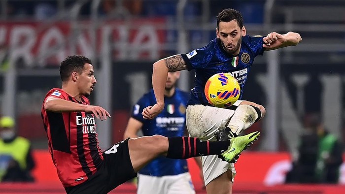 MILAN, ITALY - NOVEMBER 07: Hakan Calhanoglu of FC Internazionale in action during the Serie A match between AC Milan and FC Internazionale at Stadio Giuseppe Meazza on November 07, 2021 in Milan, Italy. (Photo by Mattia Ozbot - Inter/Inter via Getty Images )
