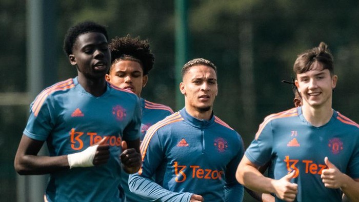 MANCHESTER, ENGLAND - SEPTEMBER 02: (EXCLUSIVE COVERAGE) Omari Forson, Antony, Daniel Gore of Manchester United in action during a first team training session at Carrington Training Ground on September 02, 2022 in Manchester, England. (Photo by Ash Donelon/Manchester United via Getty Images)