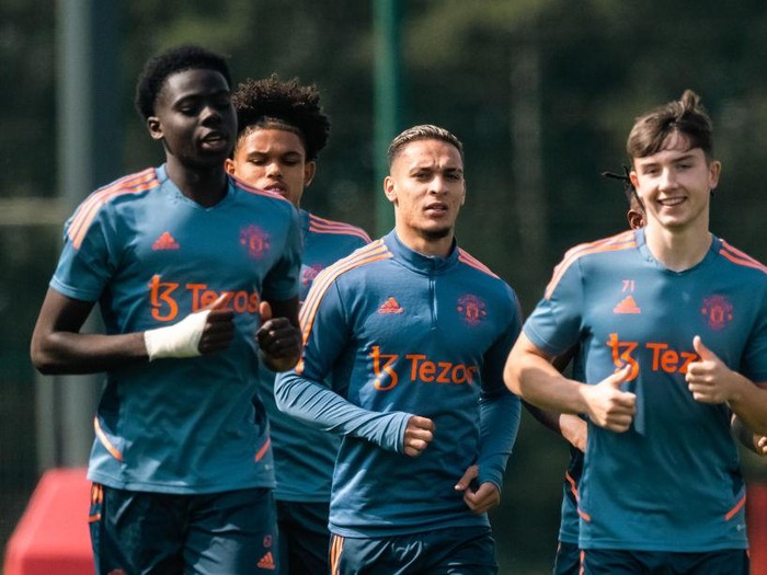 MANCHESTER, ENGLAND - SEPTEMBER 02: (EXCLUSIVE COVERAGE) Omari Forson, Antony, Daniel Gore of Manchester United in action during a first team training session at Carrington Training Ground on September 02, 2022 in Manchester, England. (Photo by Ash Donelon/Manchester United via Getty Images)