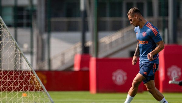 Foto Latihan Perdana Antony di MU
